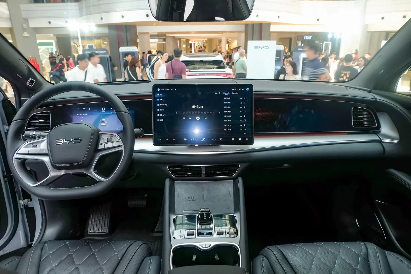 Передняя панель BYD Sealion 7 с большим сенсорным дисплеем