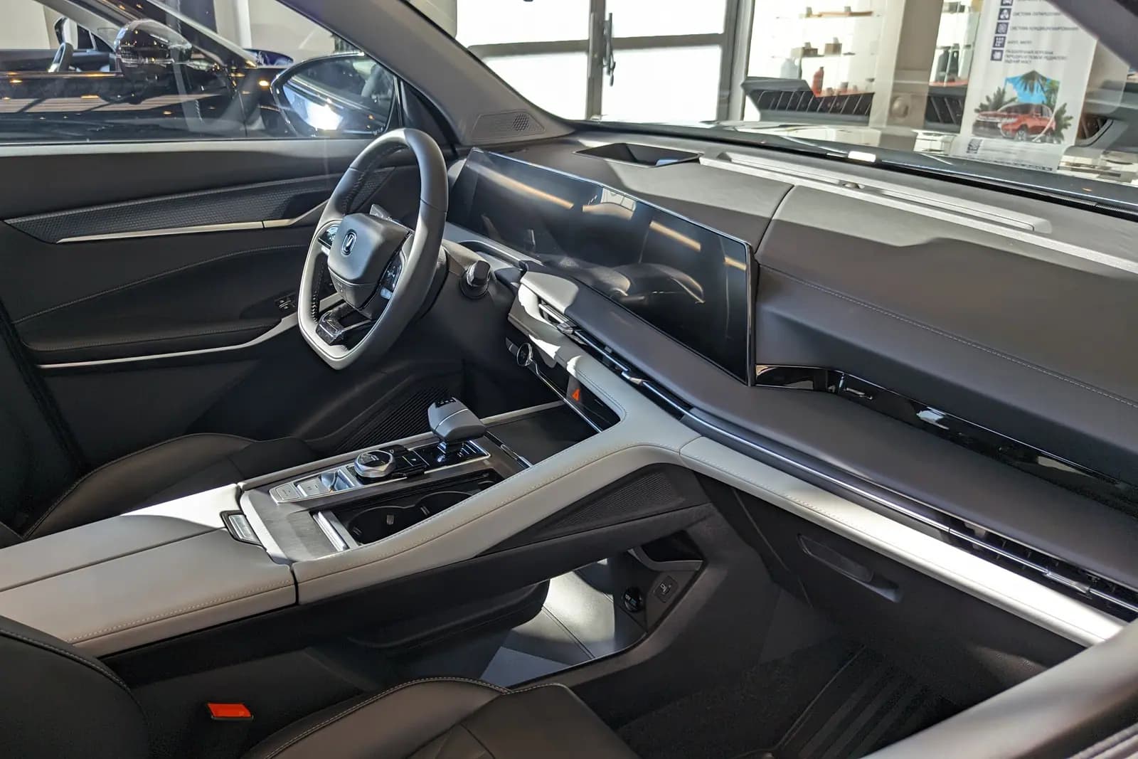 Интерьер Changan CS75 Plus: экран мультимедиа и виртуальная приборная панель