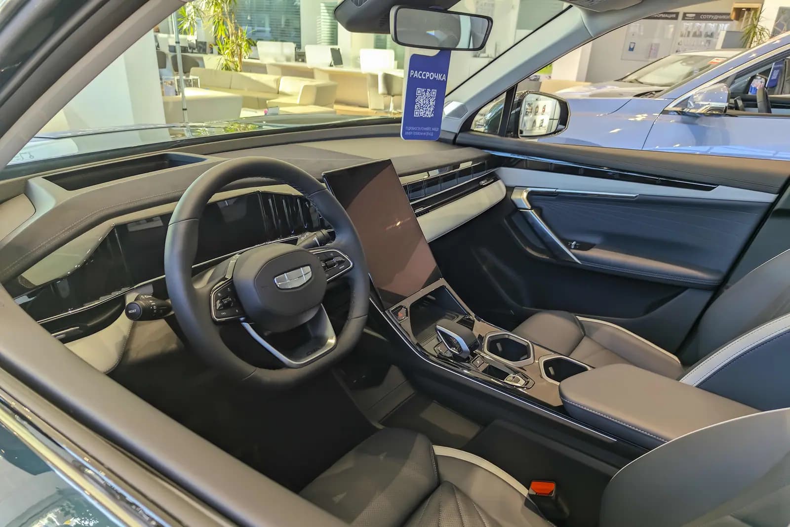 Передняя панель Geely Atlas с широким экраном мультимедийной системы