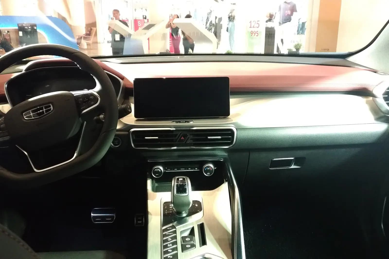 Интерьер Geely Coolray: магнитола, климат-контроль и приборная панель