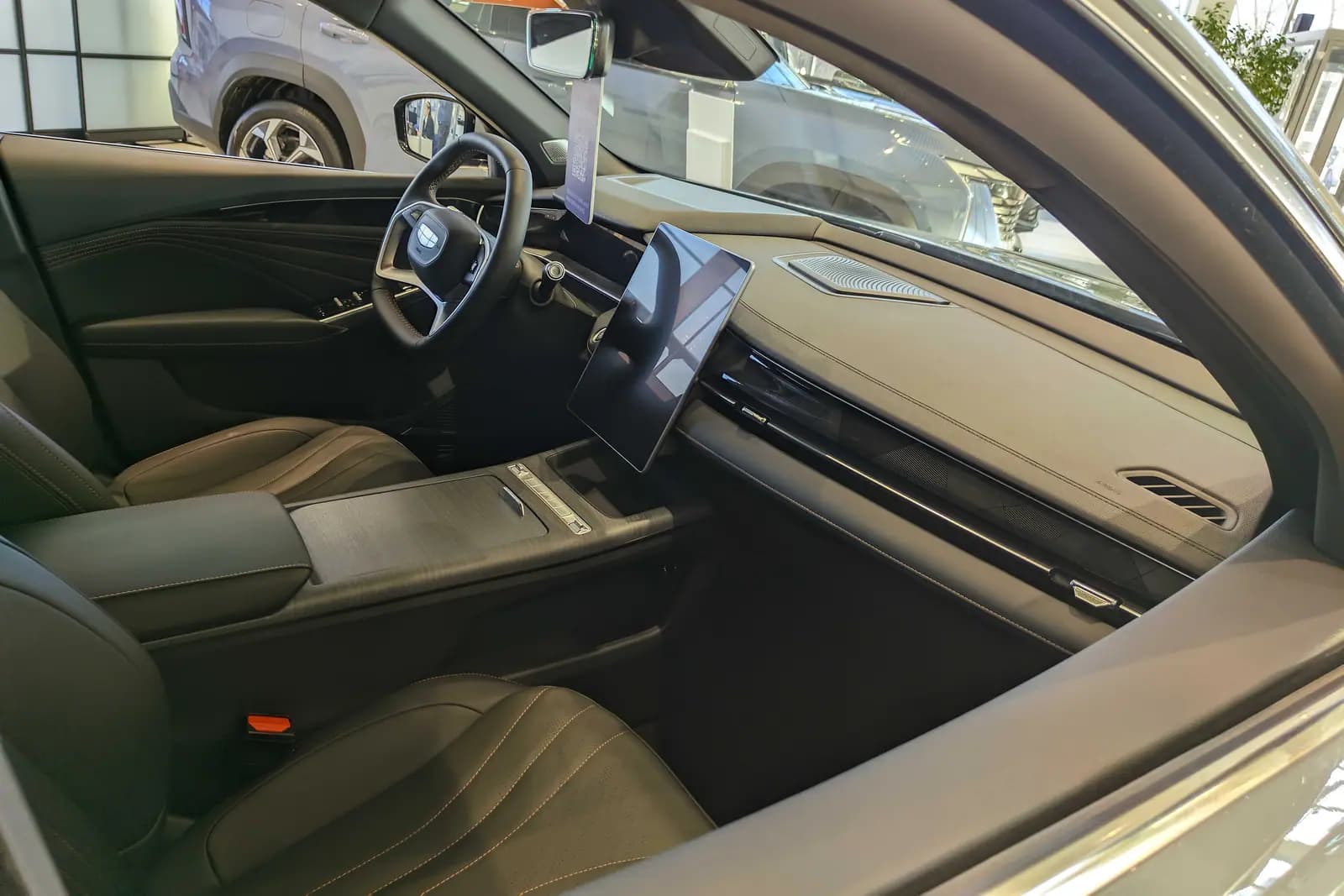 Салон Geely с центральным сенсорным экраном мультимедиа