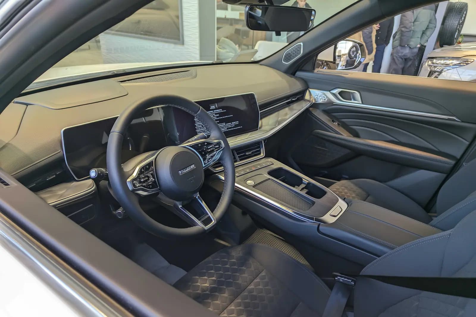 Салон Haval F7: сенсорный дисплей головного устройства на центральной консоли