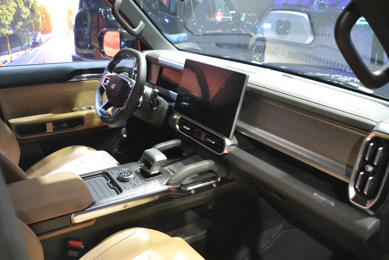 Передняя панель внедорожника Jetour T2 с крупным центральным дисплеем