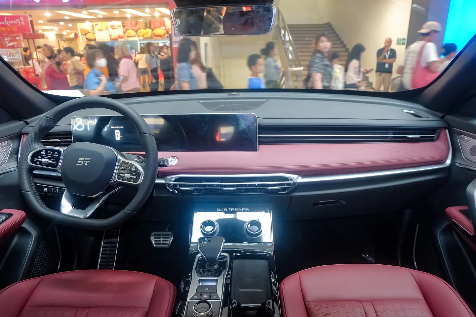 Салон Jetour X70 с двумя экранами: приборы и мультимедийная система