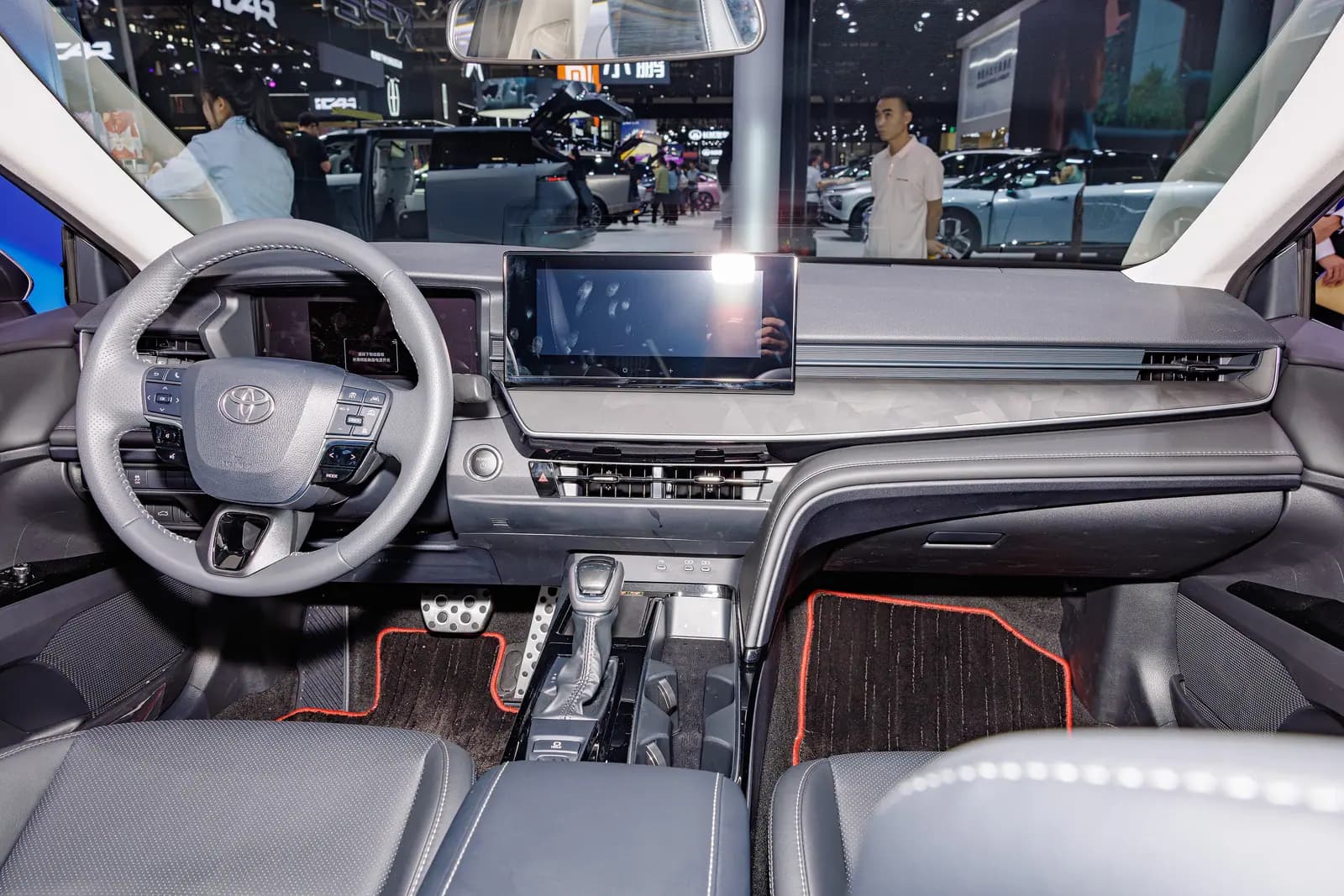 Салон Toyota Camry XV80 китайской сборки с мультимедийным экраном